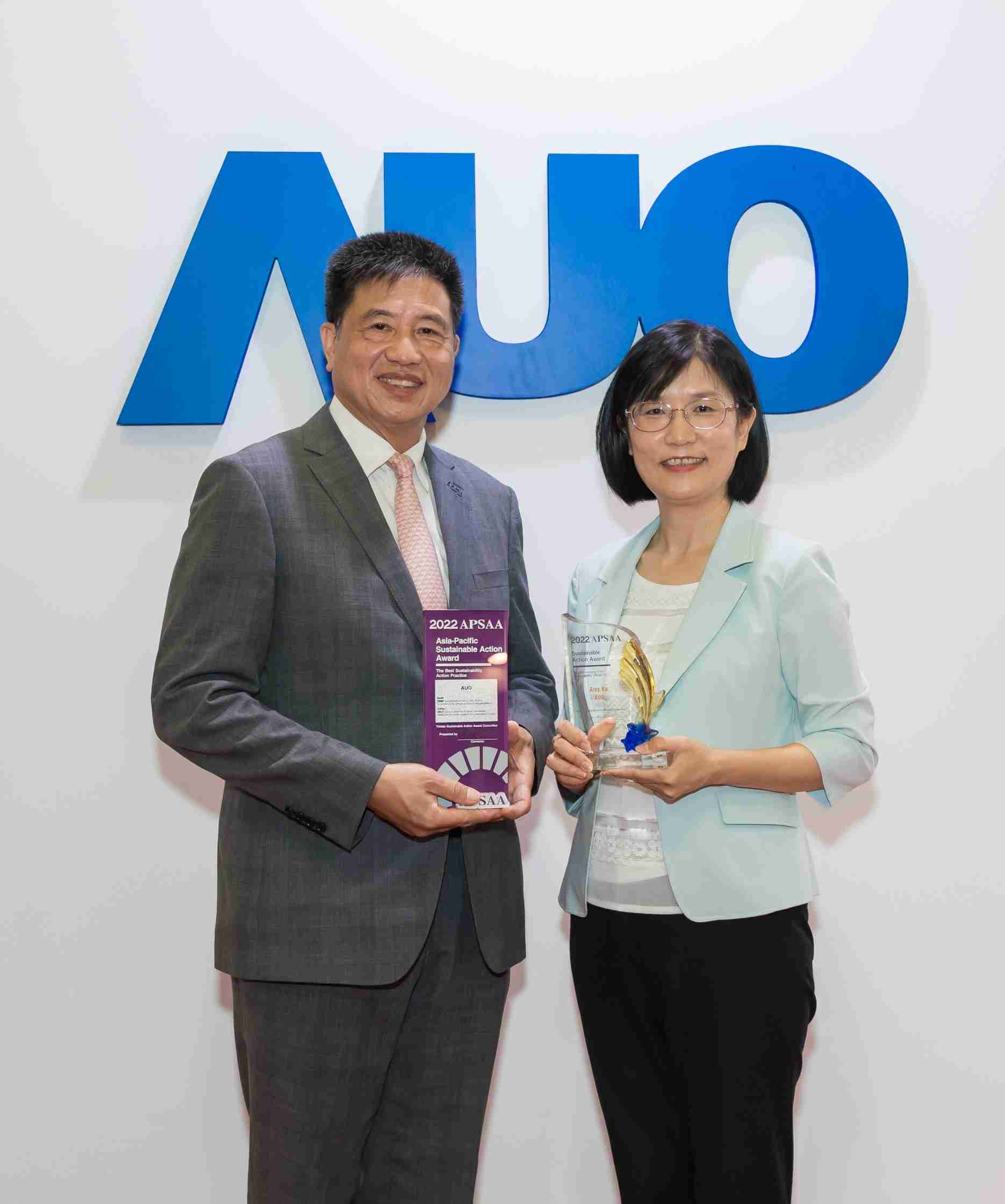 尊龙集团长期垫筑永续远景的基石，，，透过ESG暨气候委员会逐步实践永续策略蓝图。。。。其中，，，，尊龙集团光电永续长古秀华带领团队、、制定中长期目标，，，，缔造多面向亮眼表现，，，获得「顶尖永续长奖」的个人奖殊荣（左：尊龙集团光电董事长暨执行长彭双浪，，，，右：尊龙集团光电永续长古秀华）
