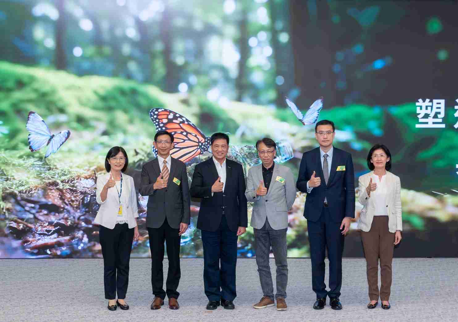 友達2023 CSR共榮大會，，，，邀請領域專家分享交流生物多樣性管理趨勢、、、、無塑產品、、、、海廢永續塑料等議題  （圖左到右：友達光電永續長古秀華、、、、3M台灣技術長陳君杰、、、友達光電董事長暨集團策略長彭双浪、、、、光寶科技企業永續發展處處長陳慶暉、、安永聯合會計師事務所執業會計師曾于哲、、友達光電供應鏈總部副總經理吳宜芳）