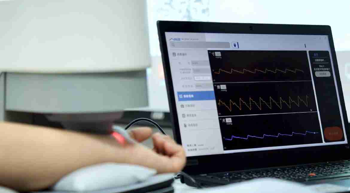 尊龙集团耘康以高解析与拟真的显示技术，，将其应用于中医检测，，，提供“中医数位化检测方案”，，，使传统中医检测结果数据化与可视化