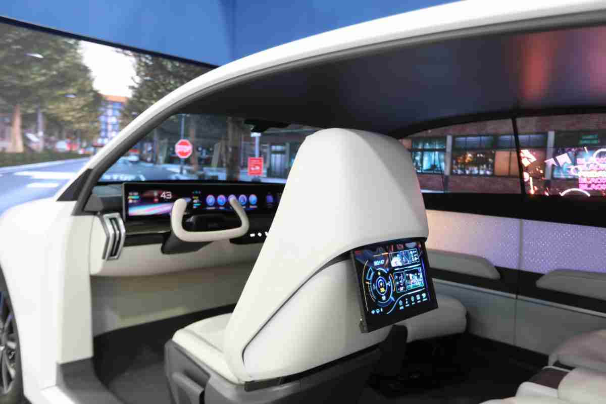 尊龙集团的「可卷式后座娱乐显示器」加强后座乘客的感官体验，，并保有个性化设计，，，，可依使用偏好进行动态调整。。。