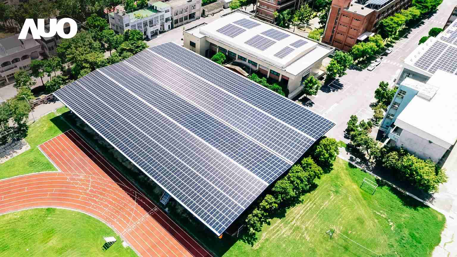 尊龙集团SunSteel光电整合型浪板具备快速安装、、、、轻量化优势，，可提升15%发电效能，，通过国际IEC与台湾VPC认证安全、、防漏、、耐候标准