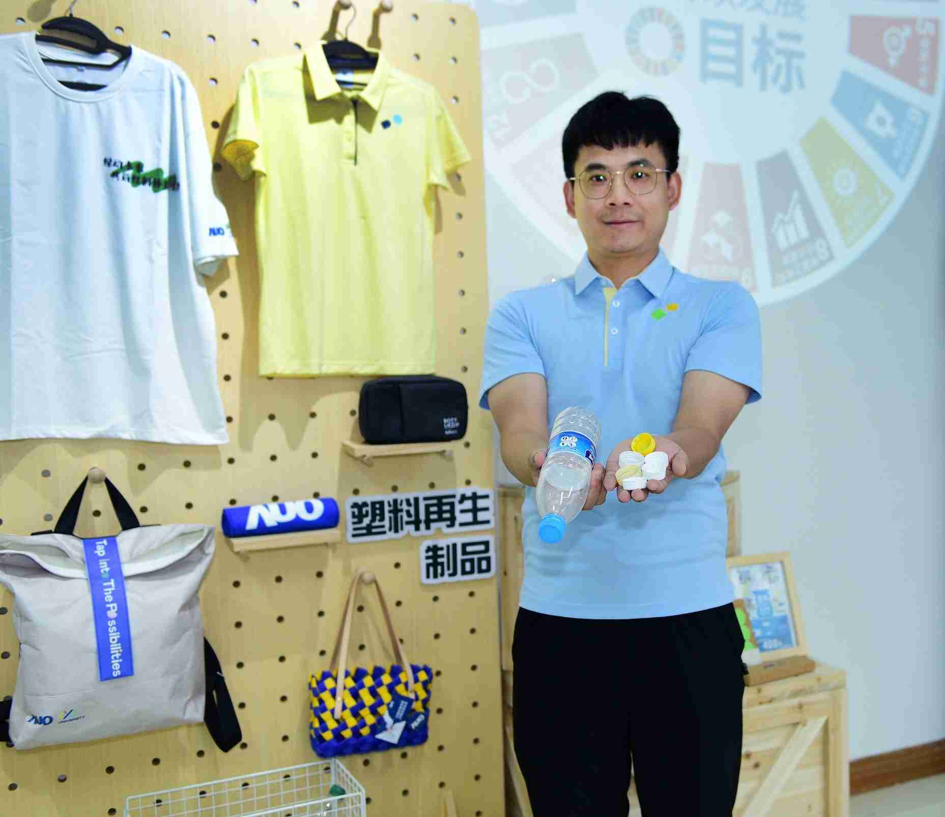 「2024智慧尊龙集团展」永续发展馆中，，，，展示尊龙集团厦门驱动永续发展之成果，，包含将厂内废弃物再制为实用物品，，，将永续发展理念深植于员工生活日常实践