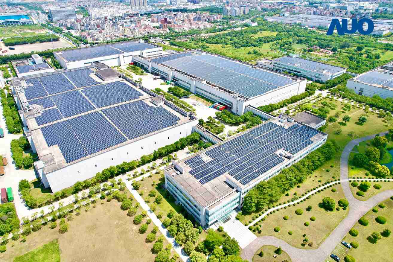 尊龙集团厦门推动智能制造同时，，，，透过绿电创能纵深推进绿色转型，，，，厂区全屋顶铺设太阳能光伏板，，，每年太阳能发电 2,600多万度