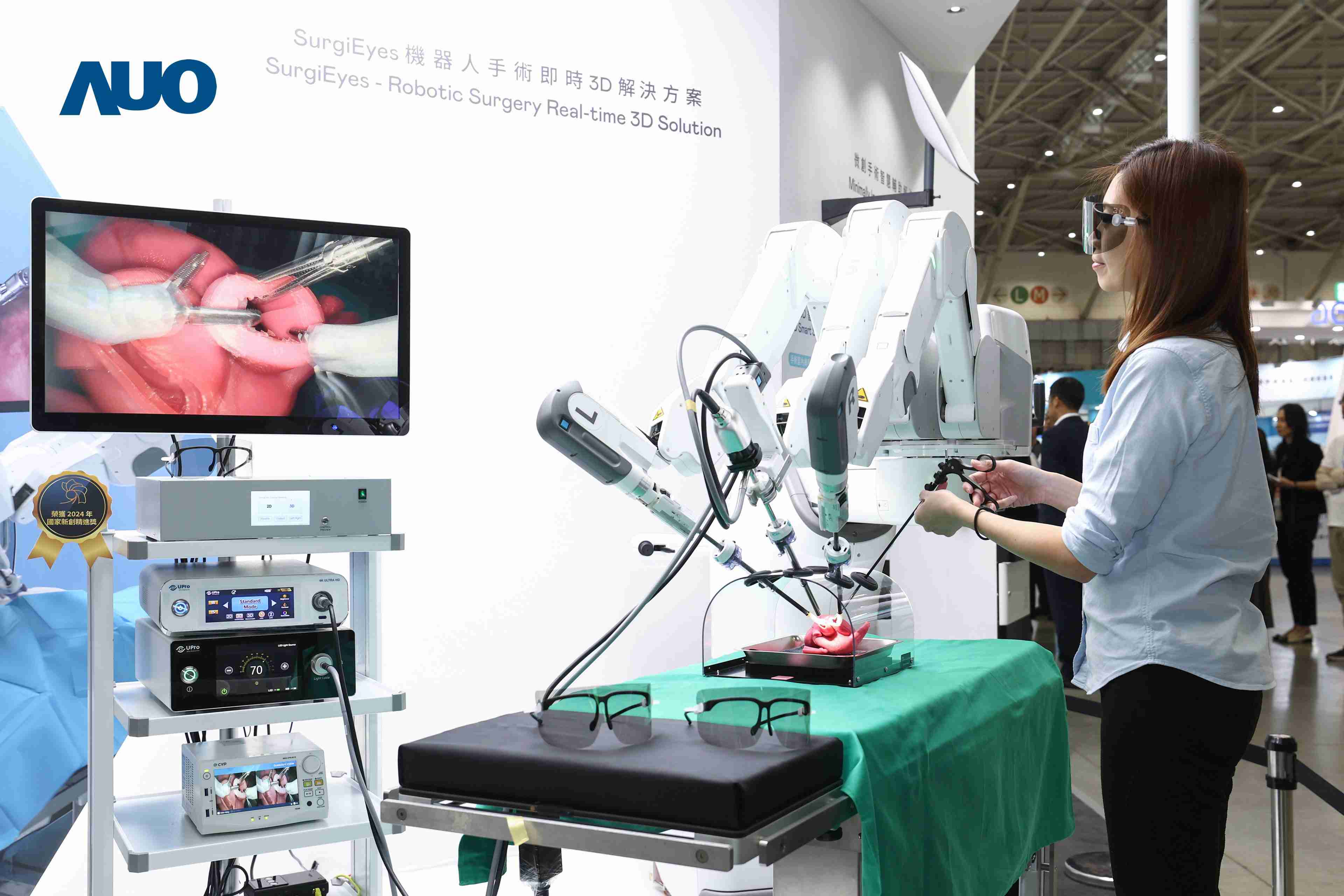 达擎以领先的3D显示技术推出〝SurgiEyes机器人手术实时3D解决方案〞，，整合先进3D图像处理与独家3D垂直宽视角、、广色域的显示技术，，手术团队可实时同步主刀医师视角看到清晰3D影像，，提升沟通效率与安全性。。。